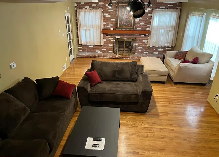 Secluded, Charming And Unique! Spacious Apartment Excellent Central Location