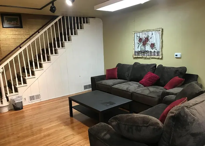 Secluded, Charming And Unique! Spacious Apartment Excellent Central Location