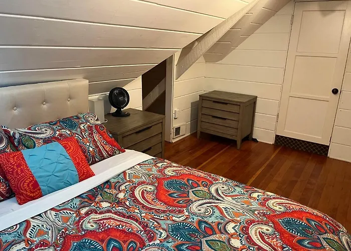 Secluded, Charming And Unique! Spacious Apartment Excellent Central Location